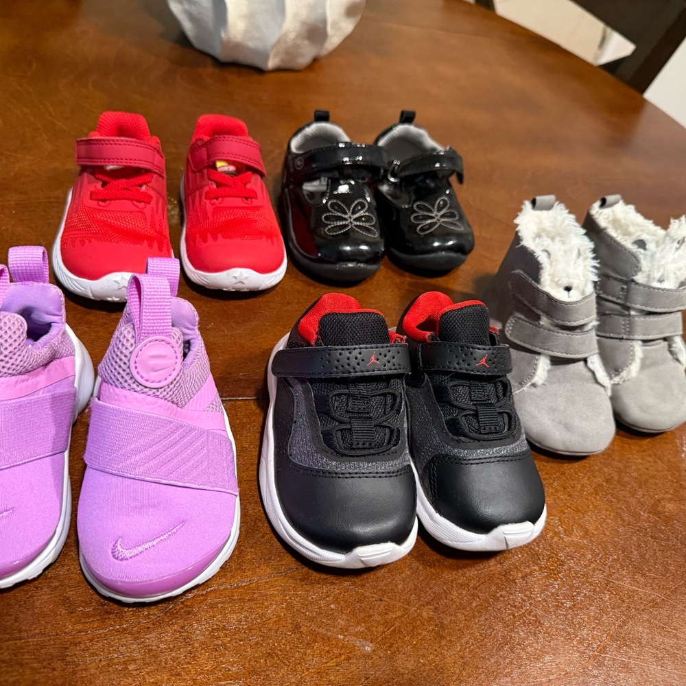 Unisex shoes size 4c for baby